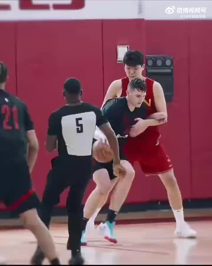 此前中国男篮和开拓者的内部教学赛，杨瀚森和克林根的对位视频！