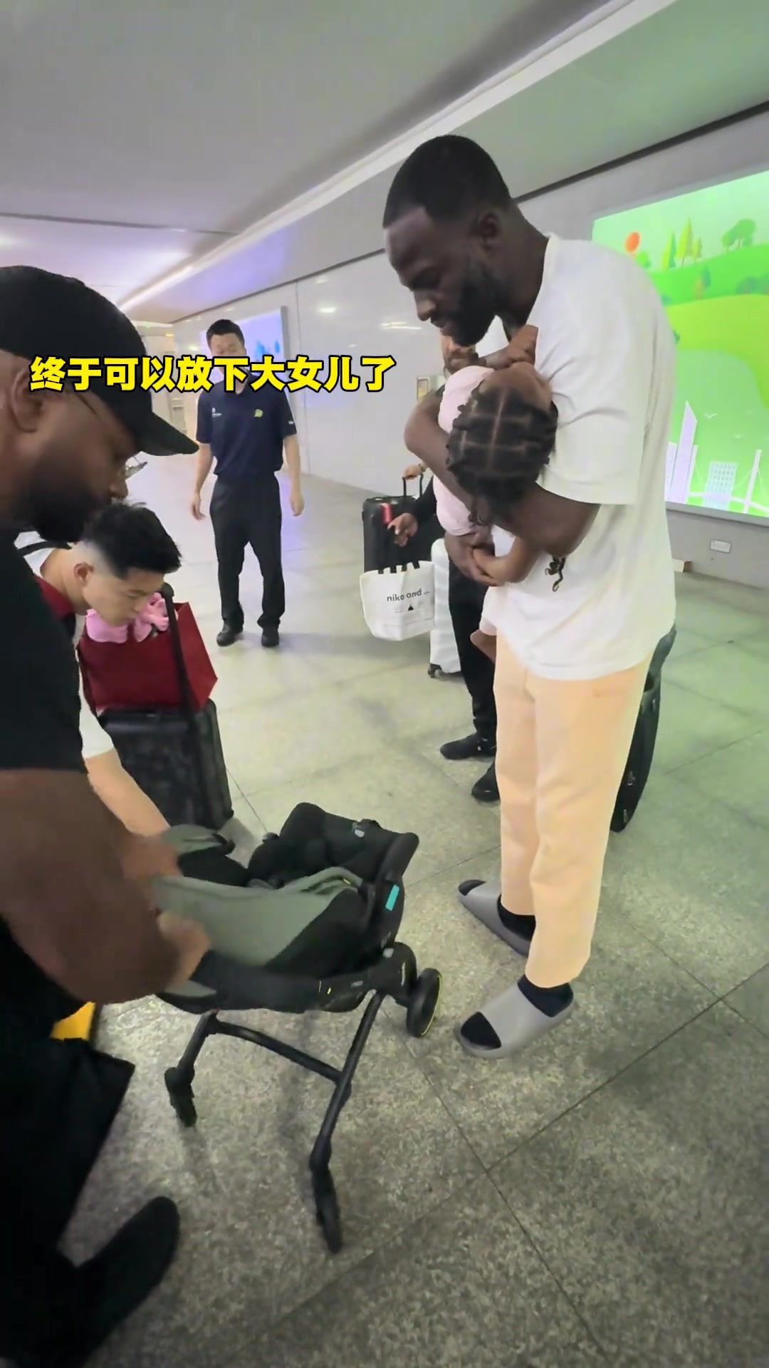 想不到球场上硬气的追梦，在老婆这里是个十足的暖男