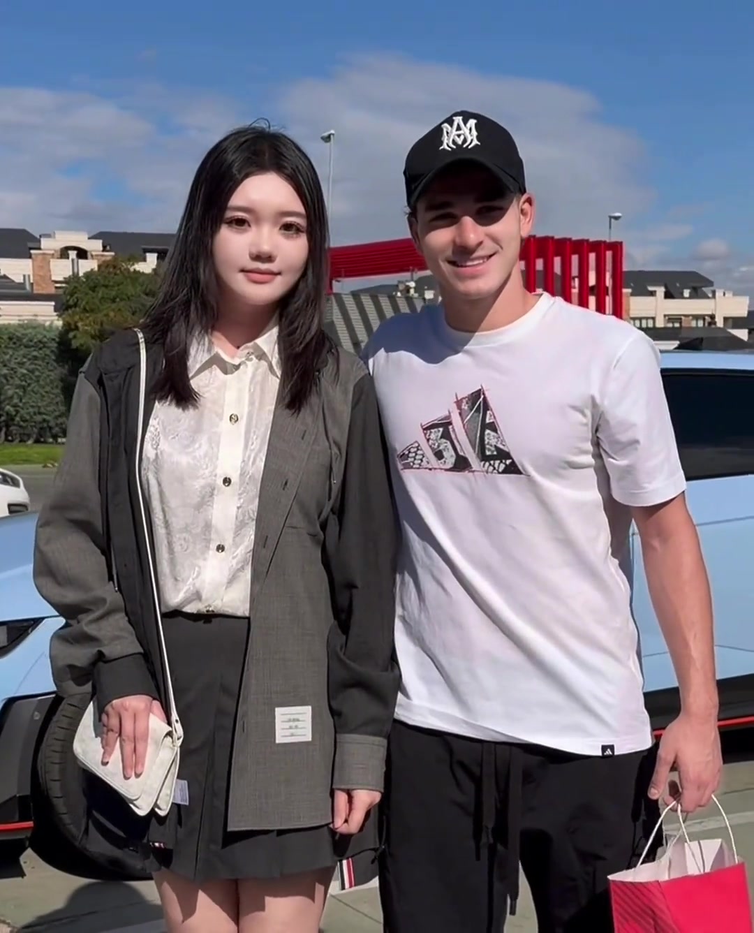 西甲是真养人！阿尔瓦雷斯之前一脸痘，现在和国人合影时太帅啦！