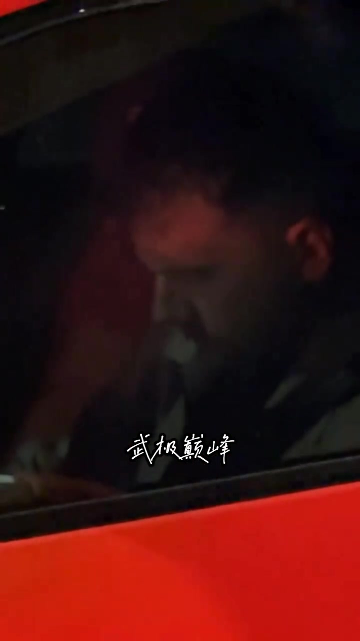 東契奇的生活也是很無聊的，獨自在蘭博基尼里刷手機