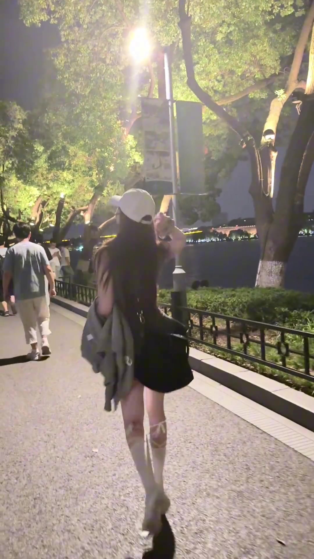 苏超媛这个袜子绝对是亮点带着大家领略晚上的玄武湖~
