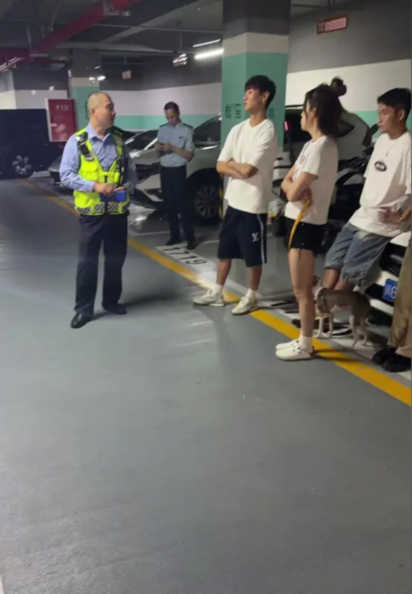 韦世豪的保时捷在车库撞到了劳斯莱斯，这是谁的责任啊