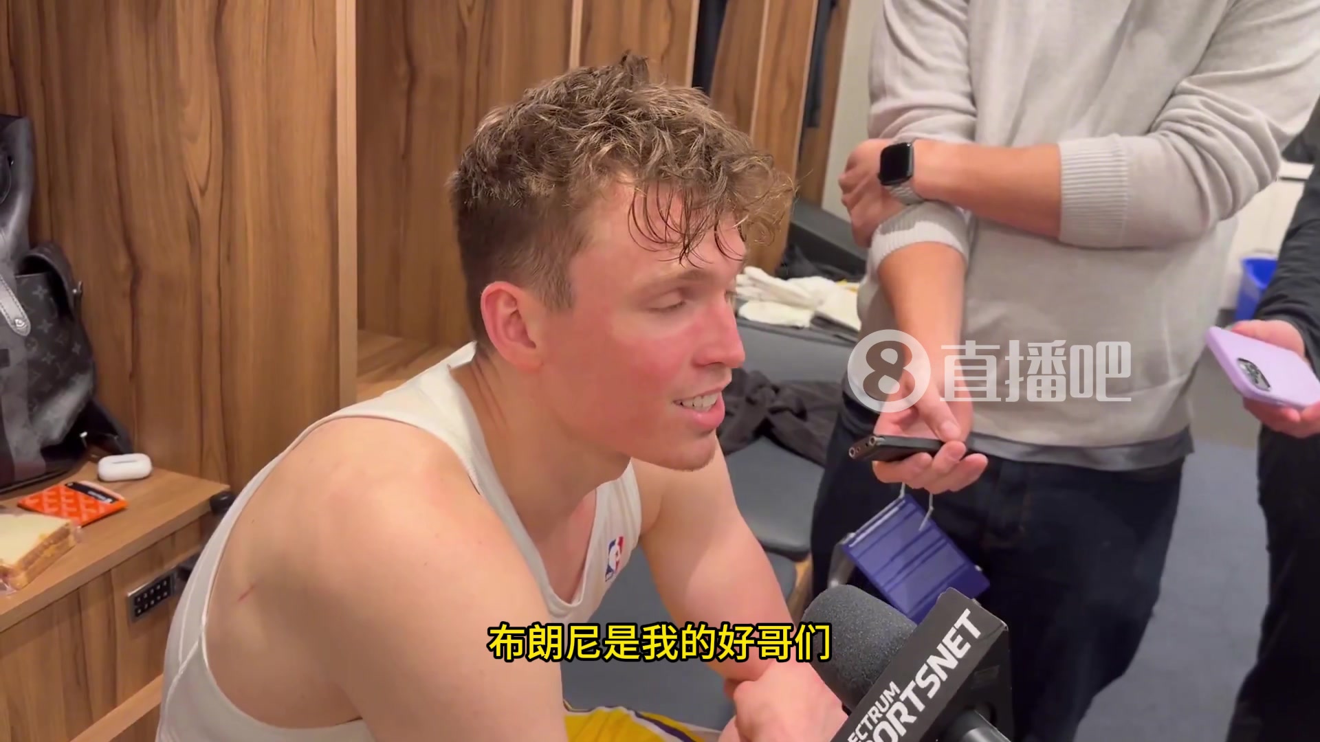 单臂炸裂补扣！克内克特盛赞：布朗尼已经不是头一回这么扣了，太漂亮了！