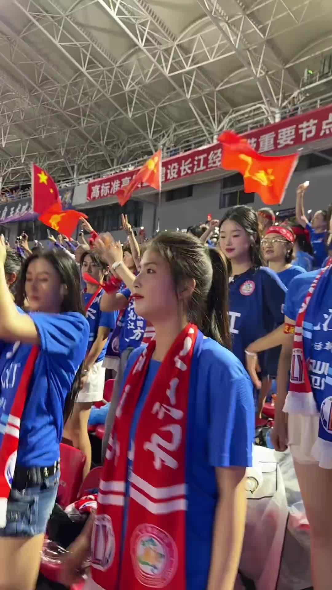 江西表妹！贛超上的美女球迷跳舞助威