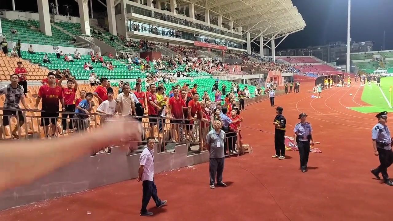 赛后广西平果小球迷怒扔水瓶砸向重庆球迷