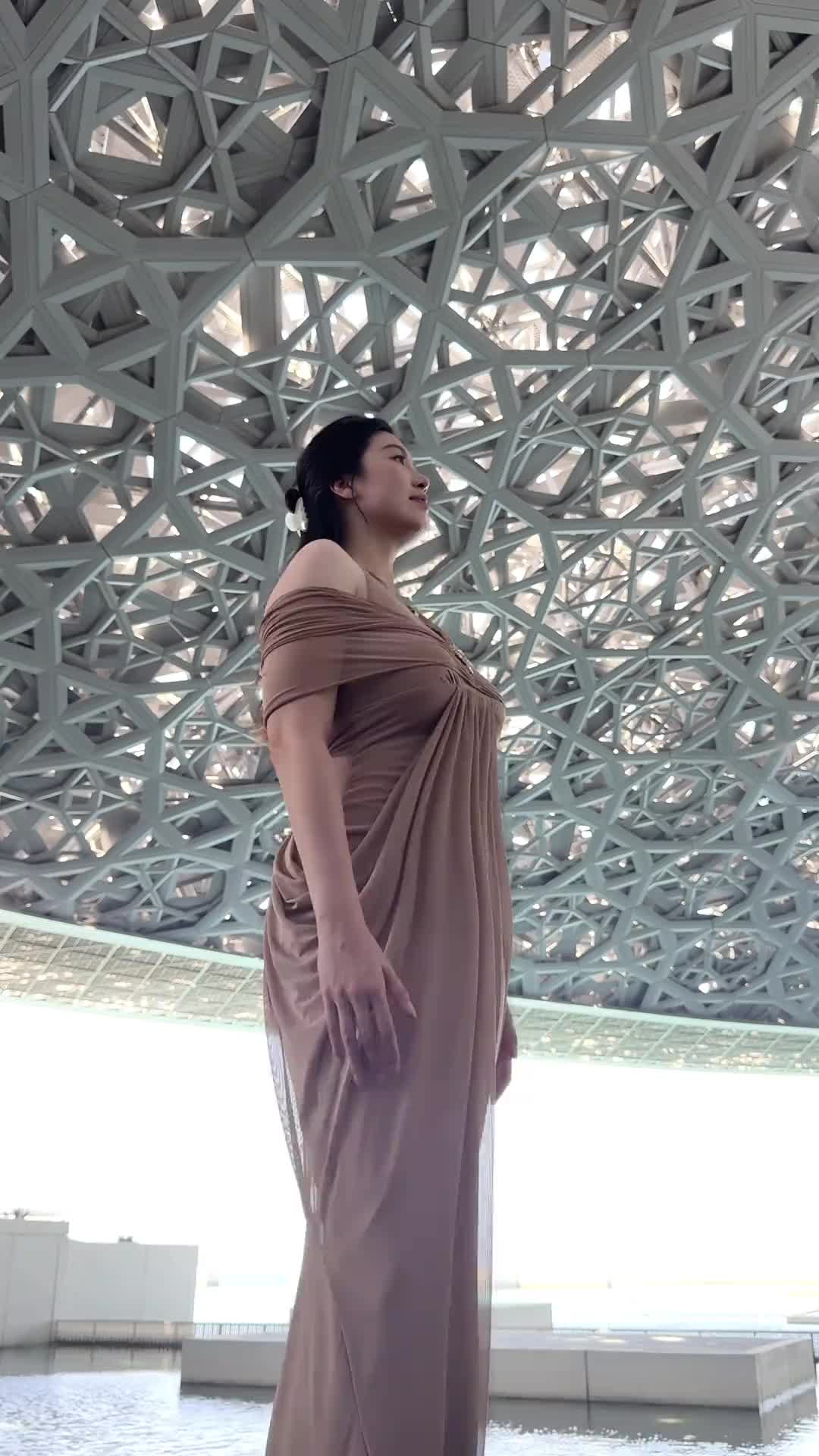 挡不住的身材！国产卡戴珊肘姐一身长裙穿搭逛阿布扎比卢浮宫~