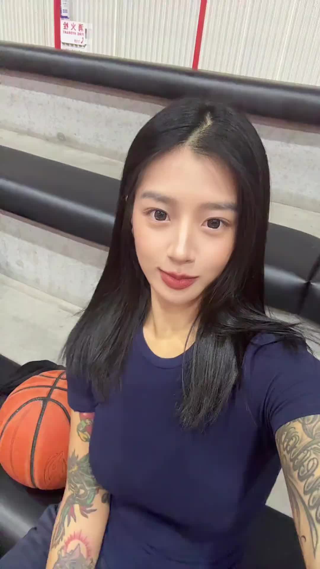 有·东西！李添荣未婚妻晒自己单手抓球：19cm巨掌