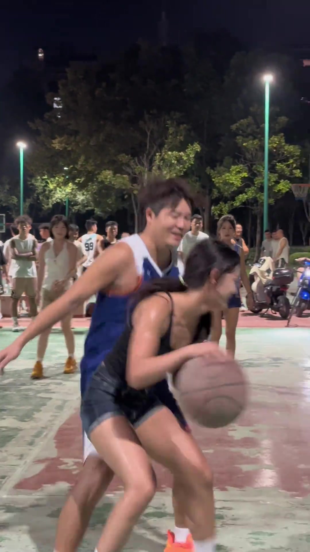 野球場男女背打大戰(zhàn)，很久沒看到這么純粹的身體對抗了
