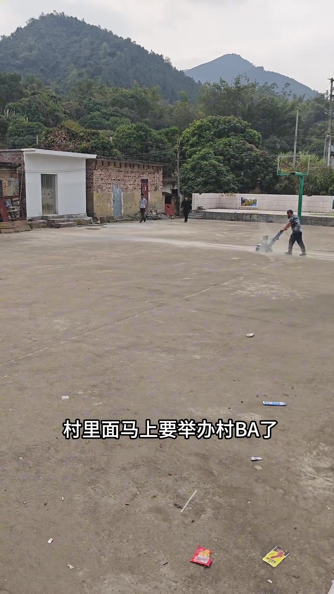 建一个篮球场多少钱？广东云浮人花1万3翻新420平球场