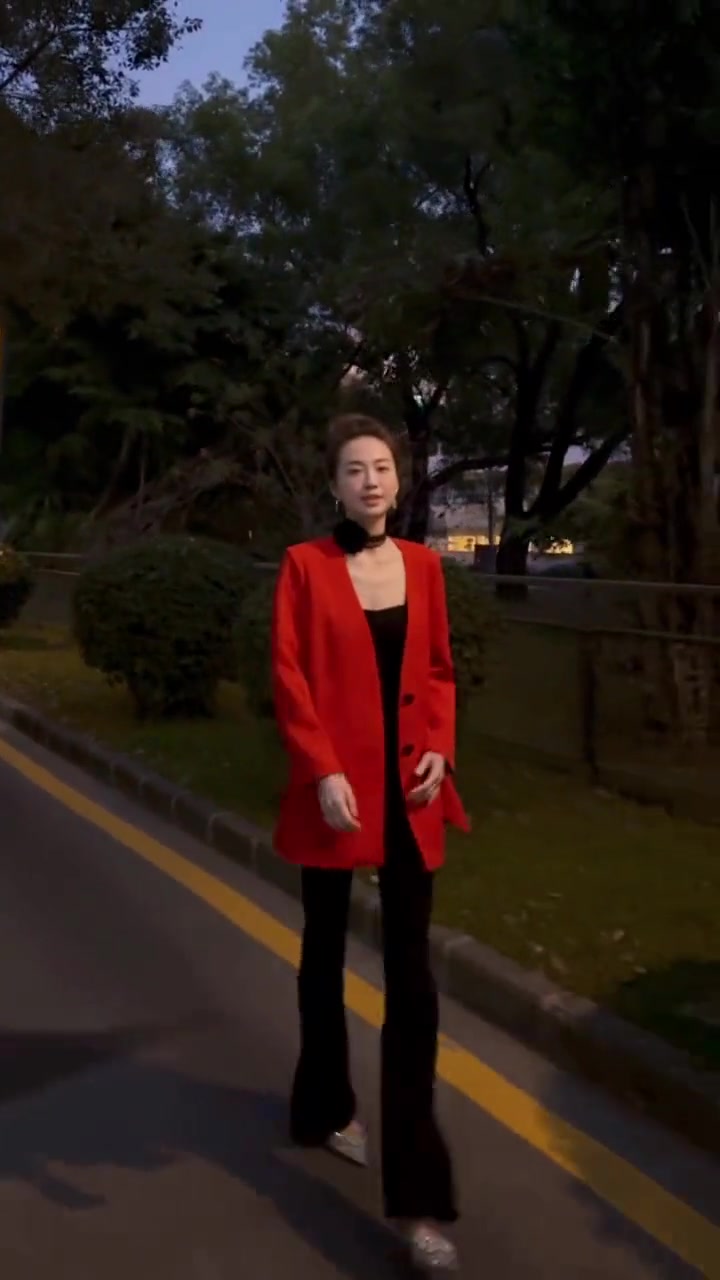 恒大歌舞团团长是是风韵犹存这宝贝儿谁不爱啊~