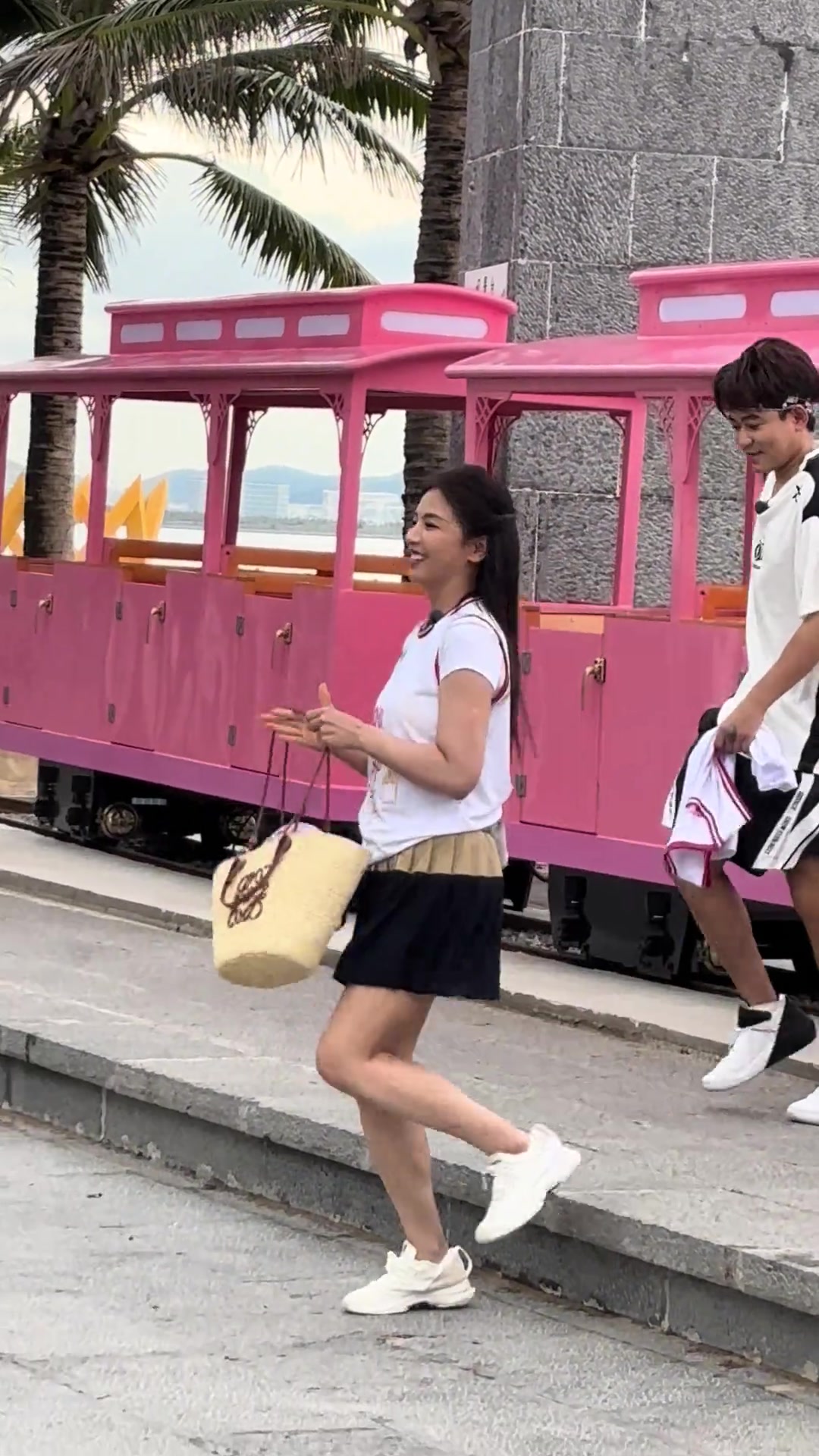 女演员刘涛带队打篮球可爱啊都快50了还这么年轻漂亮