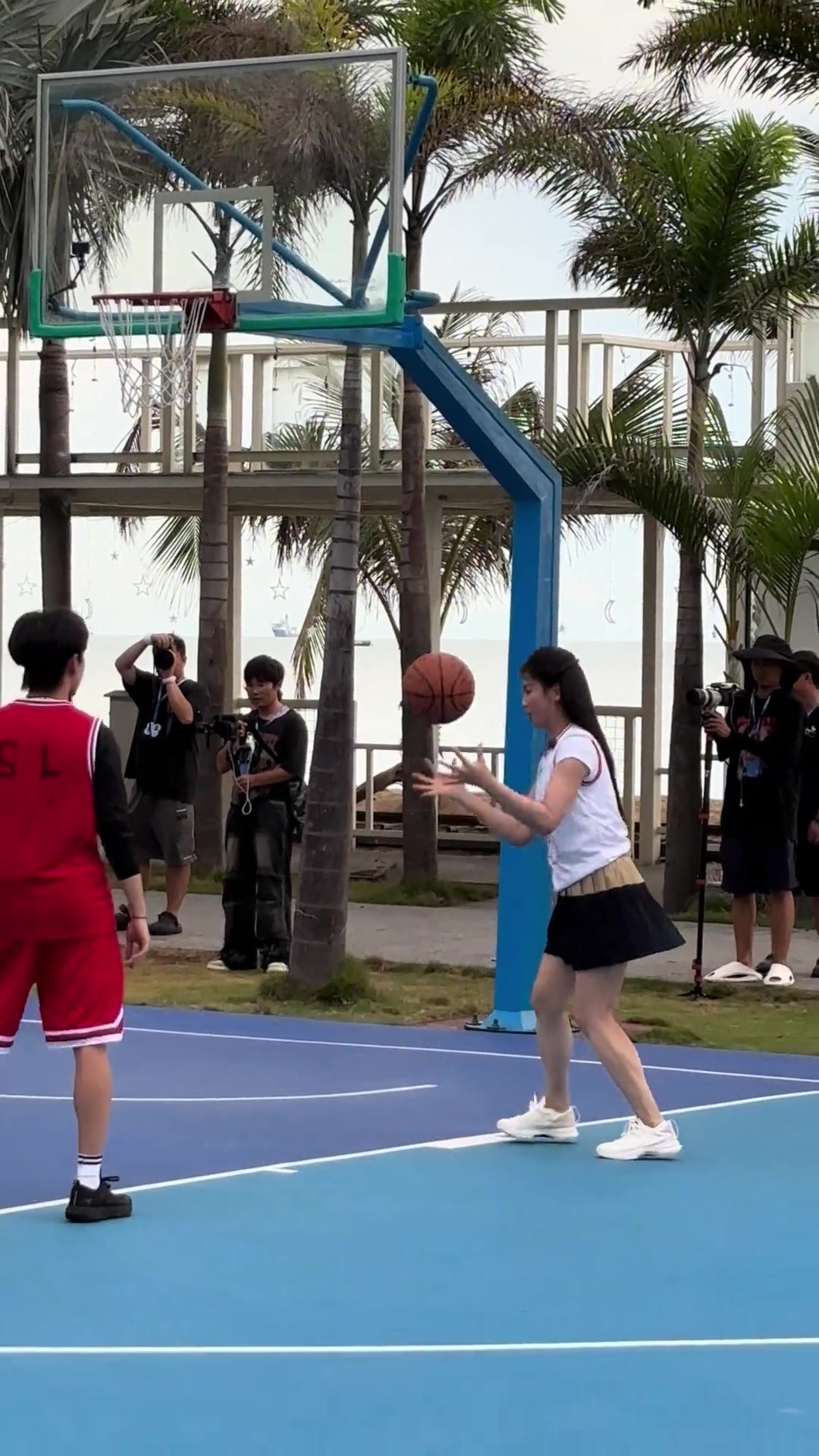 女演员刘涛带队打篮球可爱啊都快50了还这么年轻漂亮