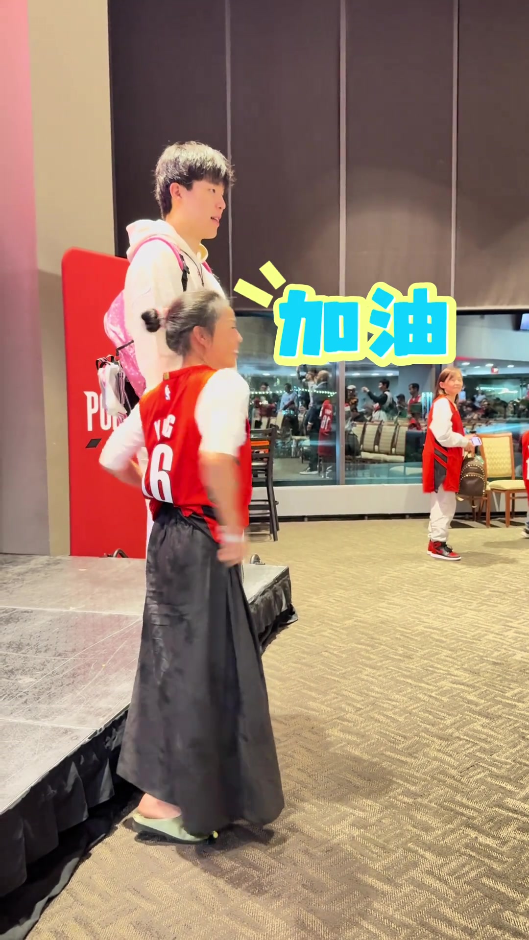 生活在波特兰的中国女博主珠姐跟杨瀚森合影了：全力以赴支持~