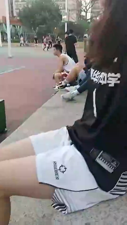 好家伙，看这腿毛我还以为是男的，结果竟是小姐姐