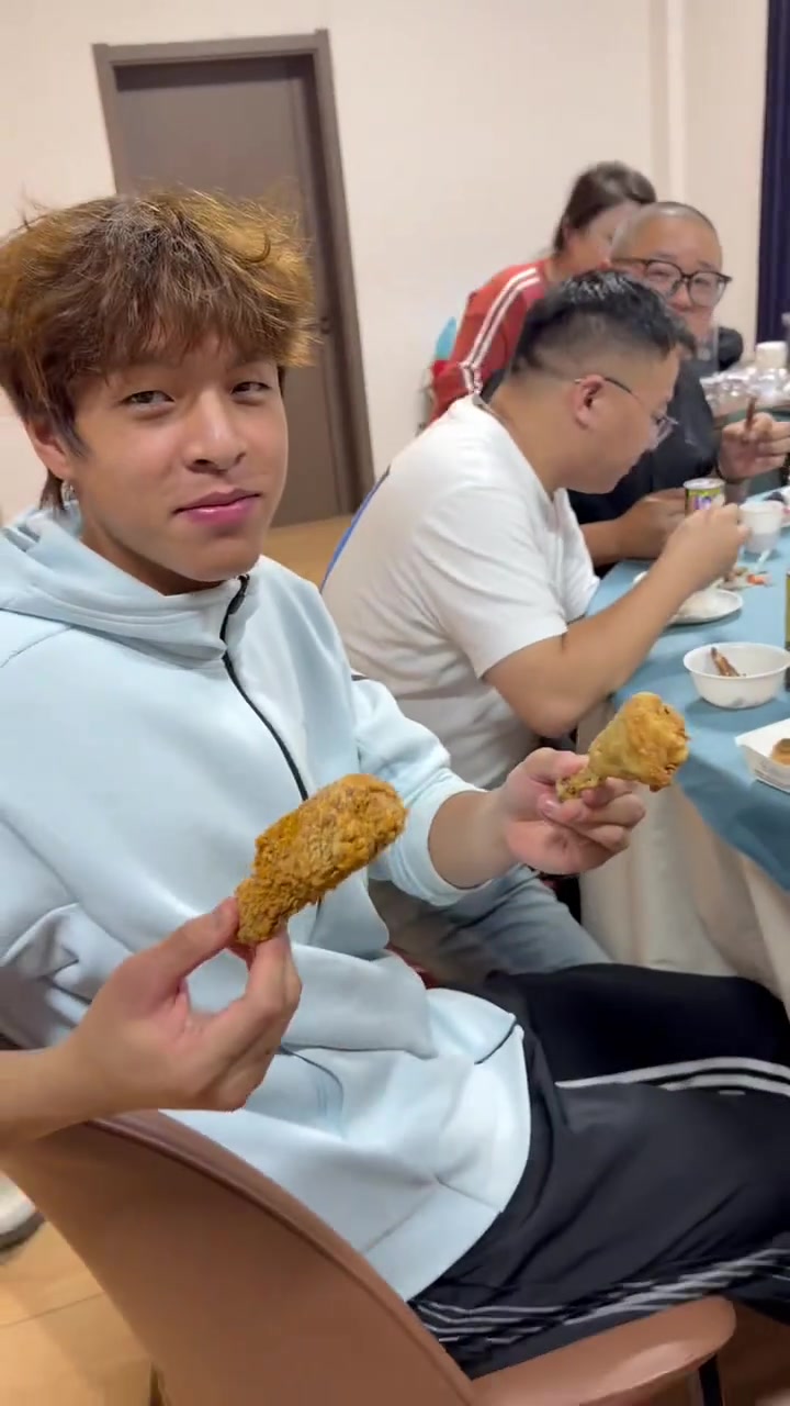说到做到！网友真的给苏超南通门神蔡天龙“加鸡腿”