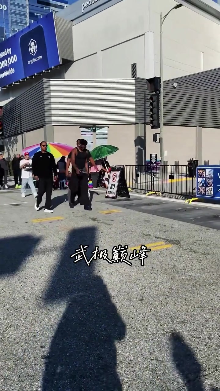 “森林狼客场挑战湖人~赛前爱德华兹步行前往湖人球馆...