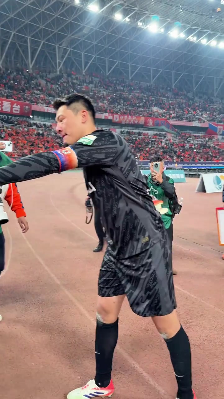 泰山队主场3:1战胜海港,赛后王大雷最霸气的一次“we are one”