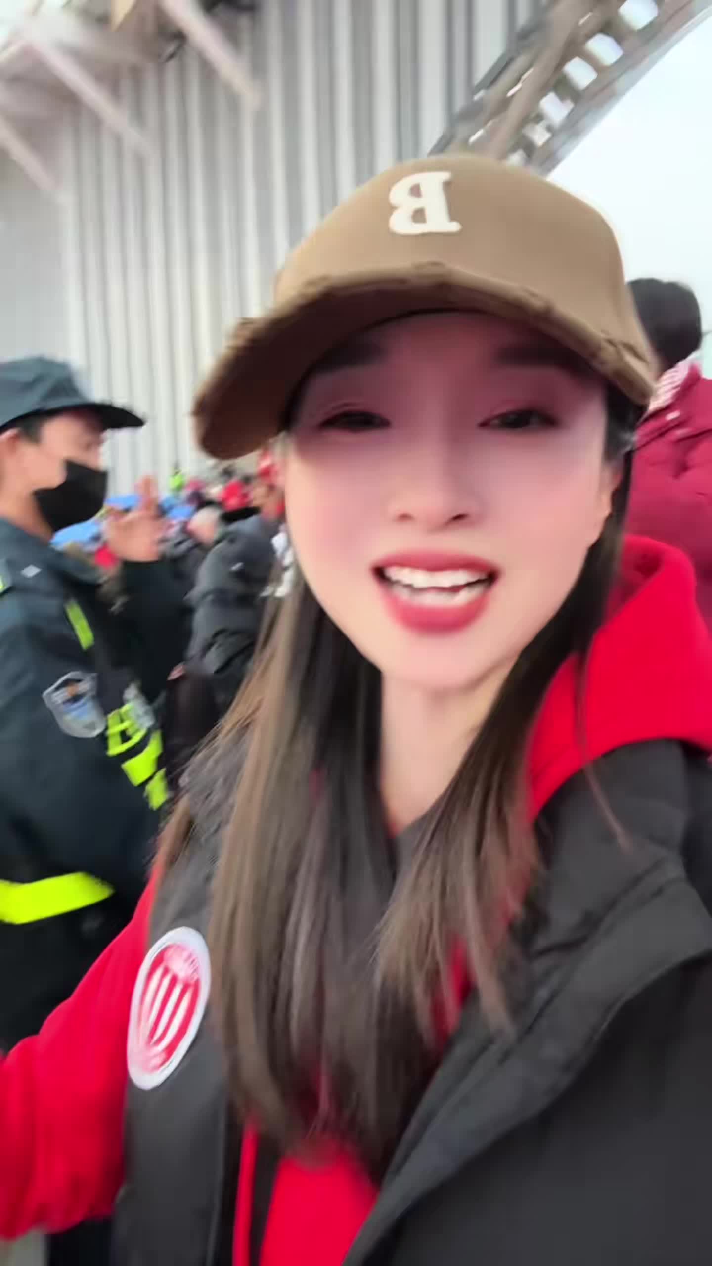 蓉城女球迷:感谢山东的兄弟们