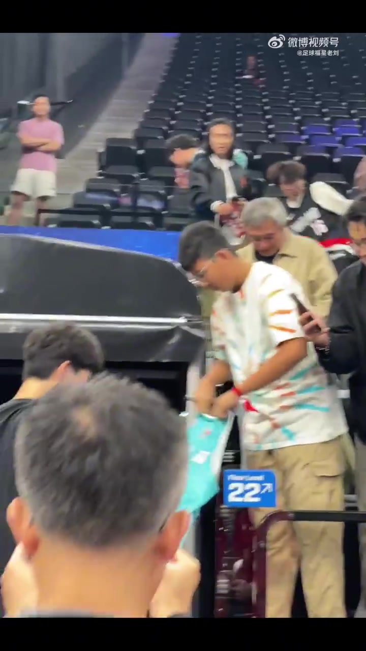 有求必应!杨瀚森结束热身后为场边中国球迷们进行签名