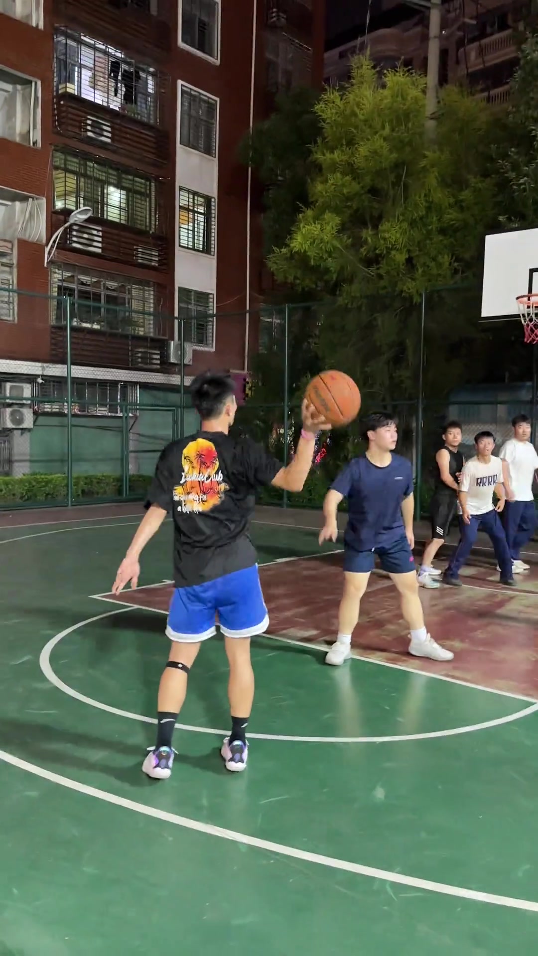 不是，哥们你乔丹啊！手大就是可以为所欲为！