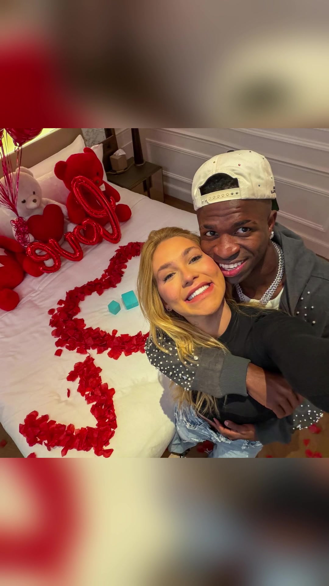 赢球心情好!维尼修斯和女友享受激情之夜