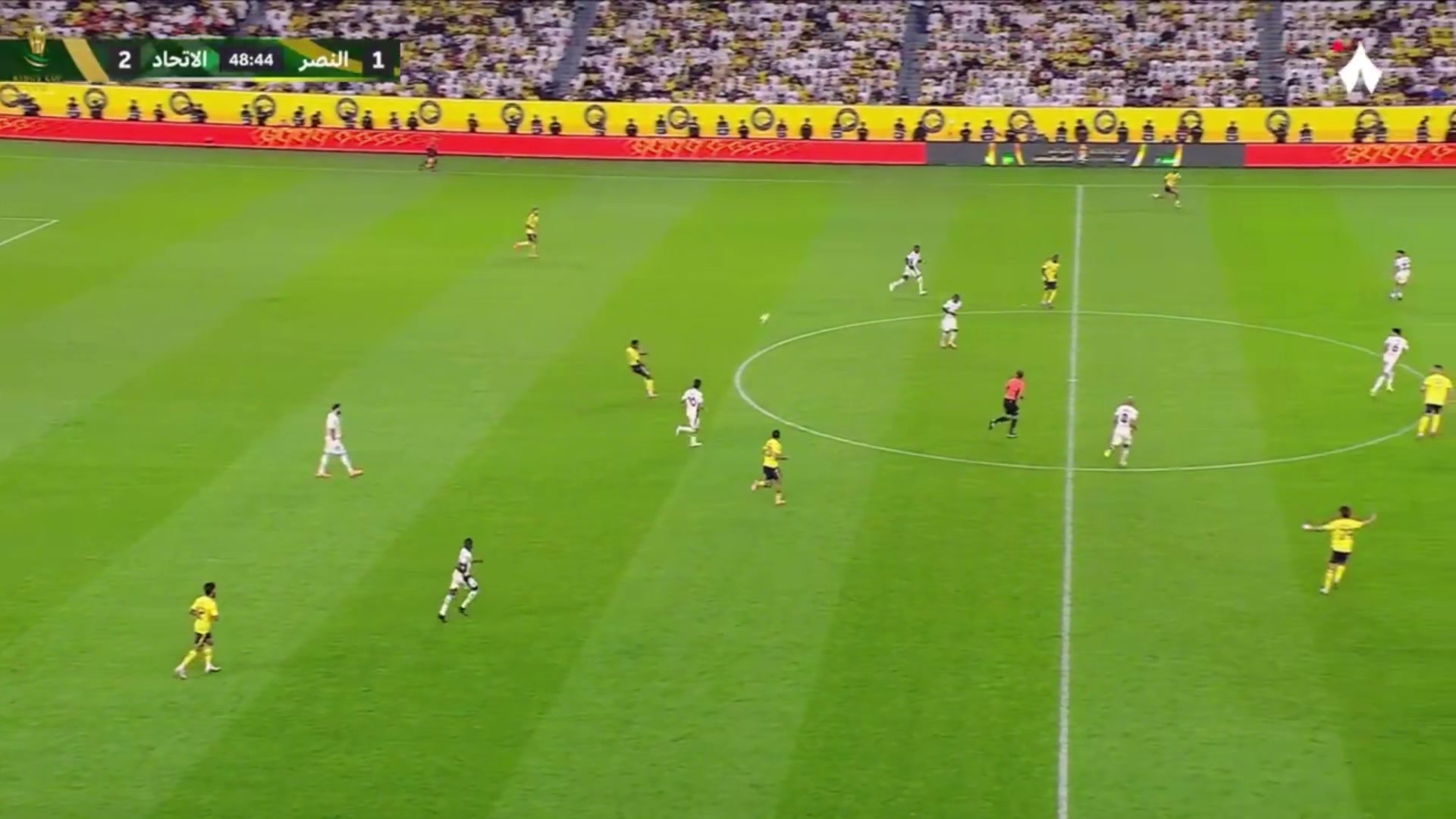 叶海亚遭对手飞身撞击头部，吉达联合后卫朱莱丹直红下场！