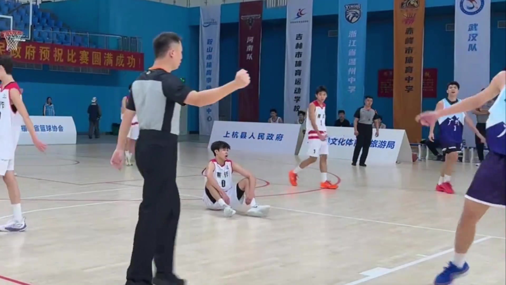 一个进攻犯规一个违体,这俩吹罚你怎么看?