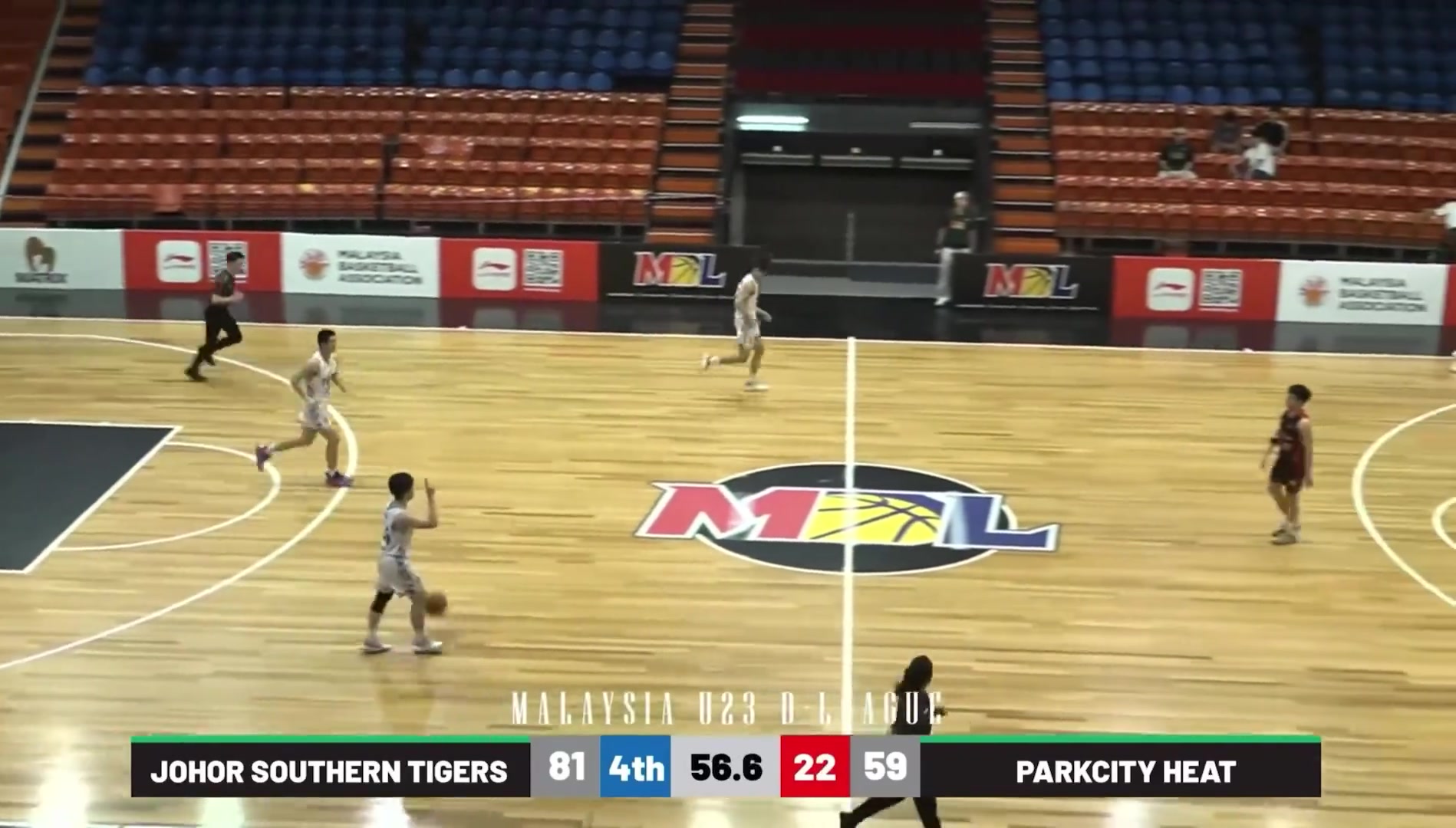 教练疑似拿战术板袭击女裁判,这是有意还是无意的啊?