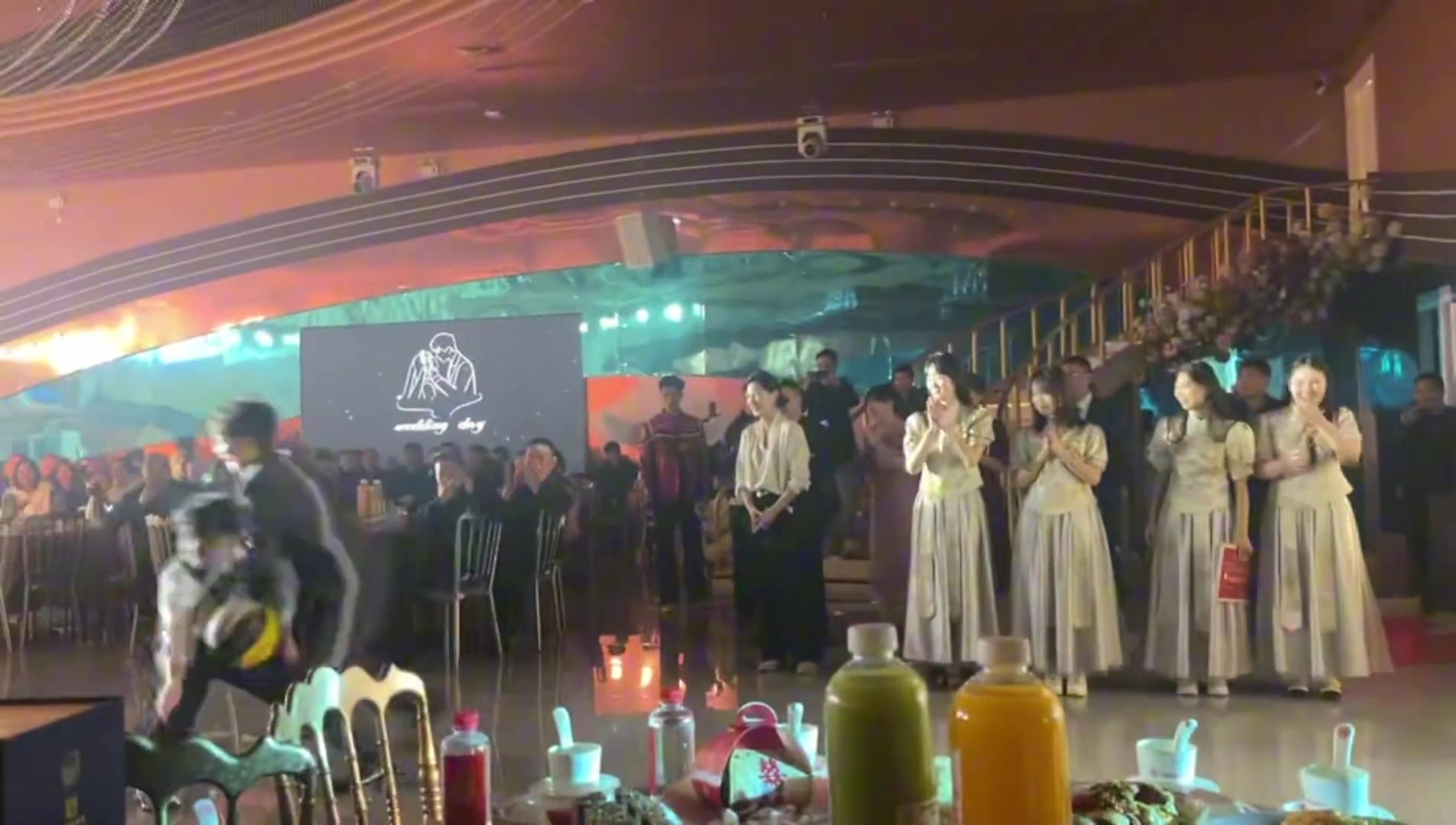 你小子……几十万的婚礼被他给毁了