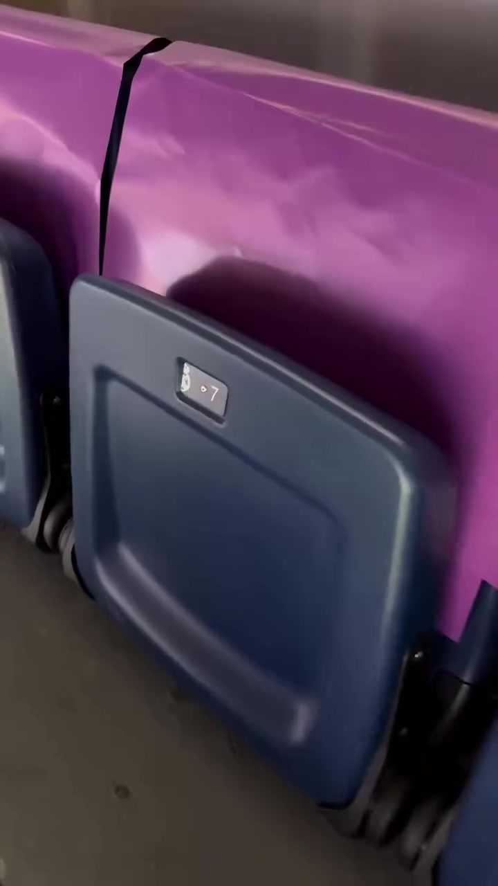 基本是最好的位置了吧?网红美女现场观战国家德比!吃的真好