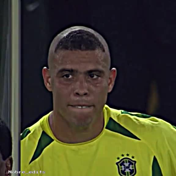 天将降大任于斯人!02世界杯夺冠时刻,场边的大罗百感交集