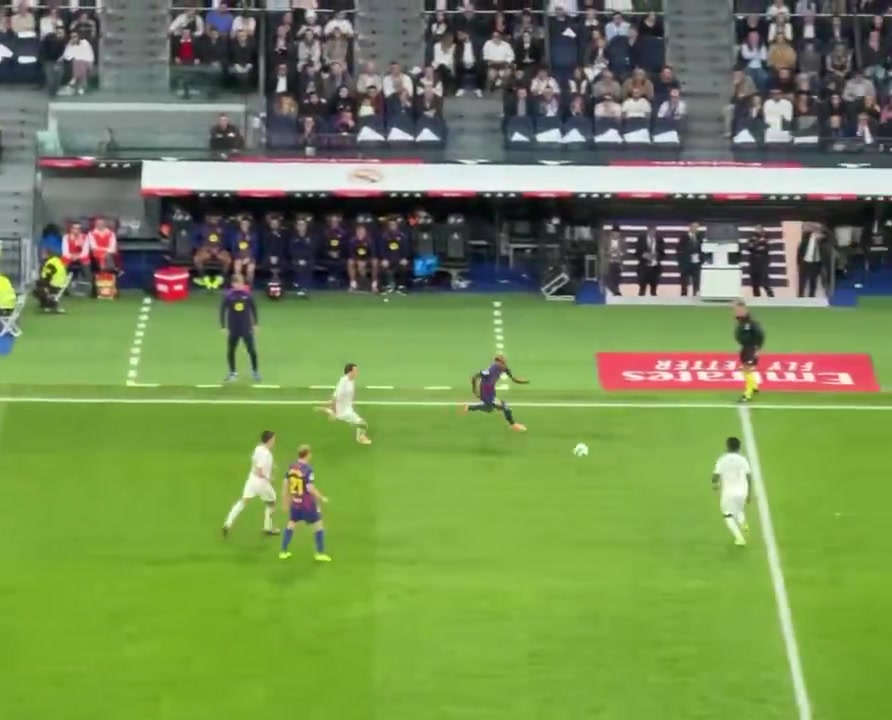 换个角度看看维尼修斯怒踢皮球吓到亚马尔