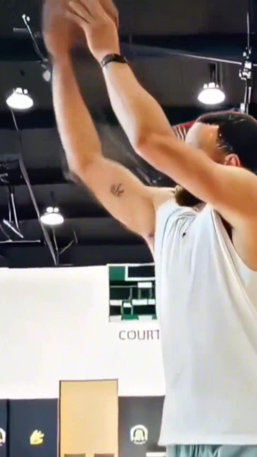 库里投篮细节解析,投篮持球手型相距较近,投篮往上发力...