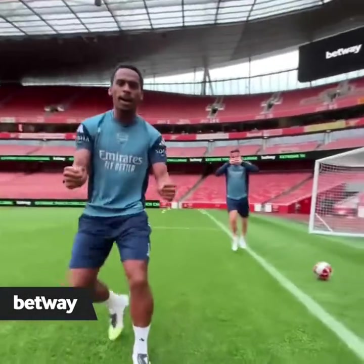 太不可思议了!廷贝尔就像定海神针一样接住了这个神奇的传球