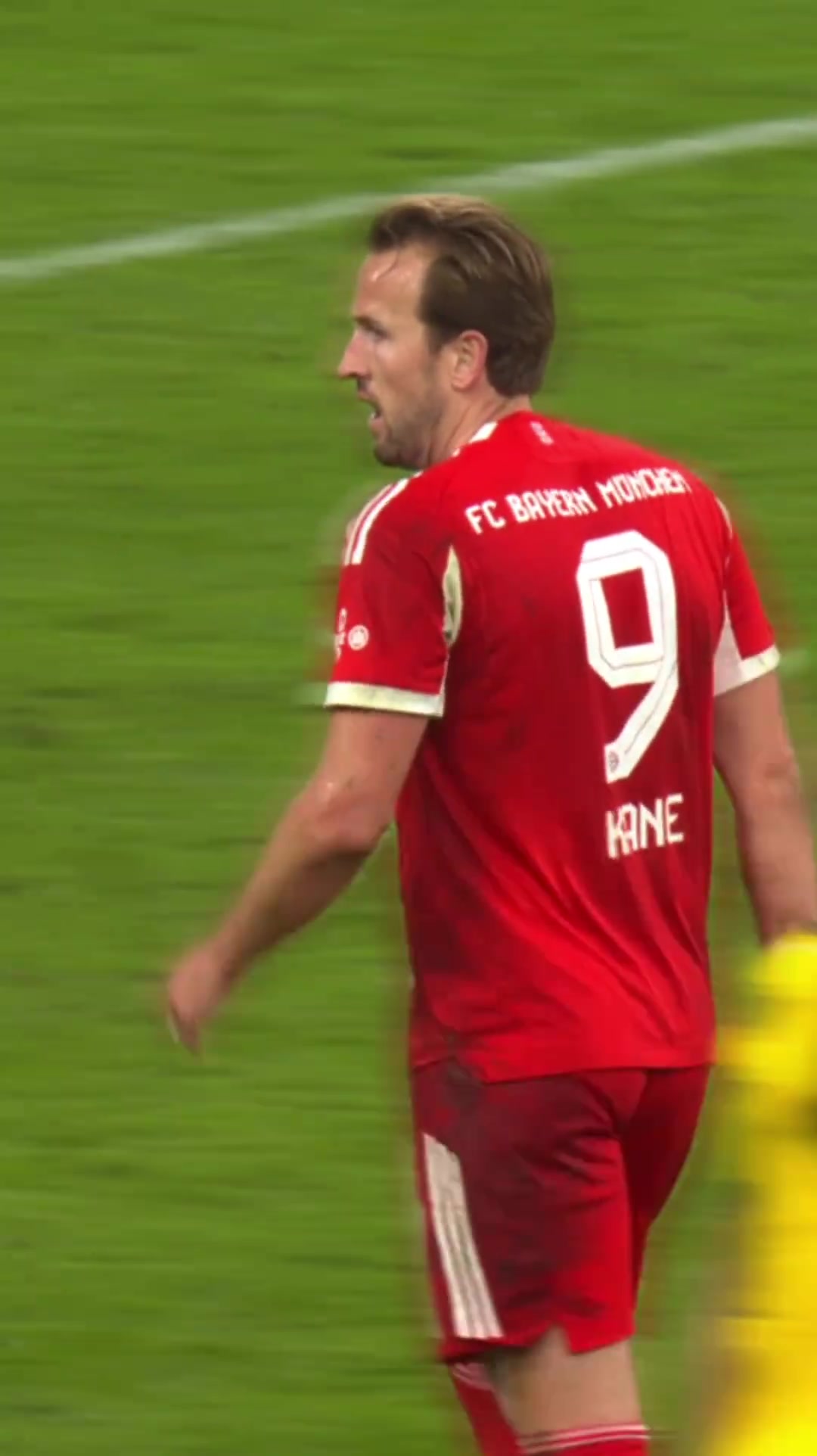 恨不得亲自去守门了!裁判视角看凯恩回撤到禁区边上防守!