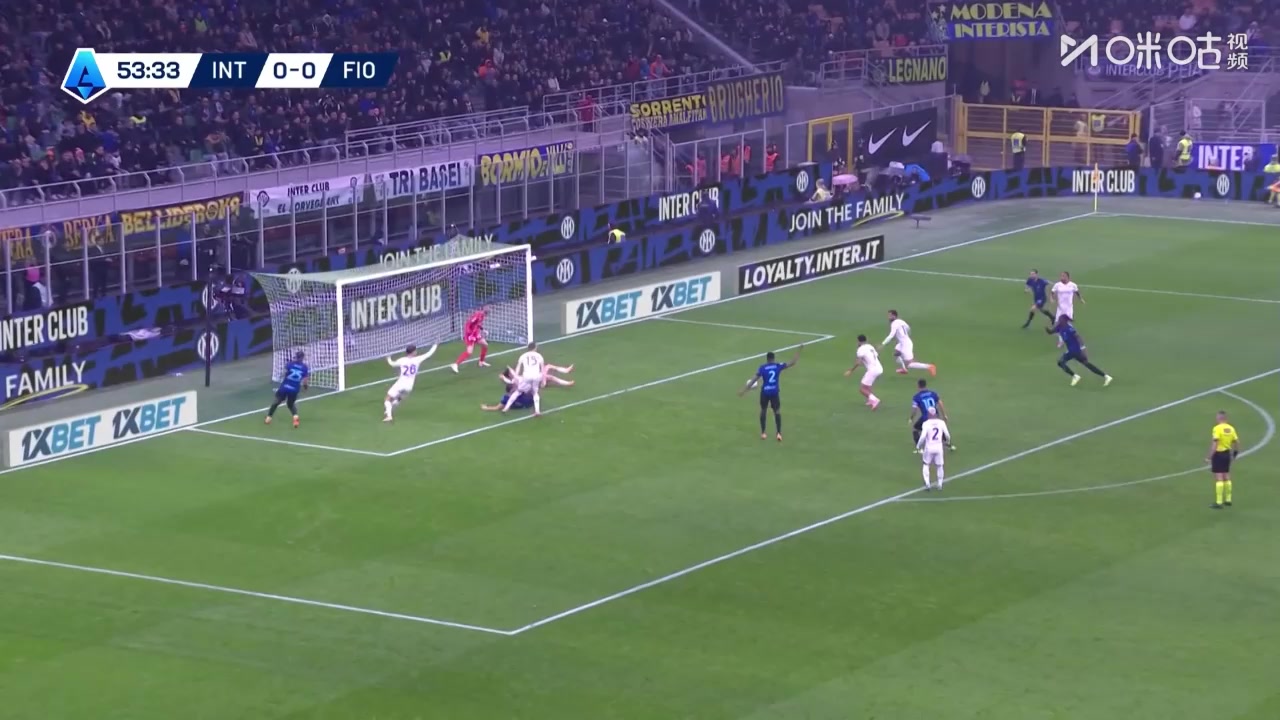 争议!埃斯波西托禁区被拉倒!主裁听取VAR后没有判罚点球!