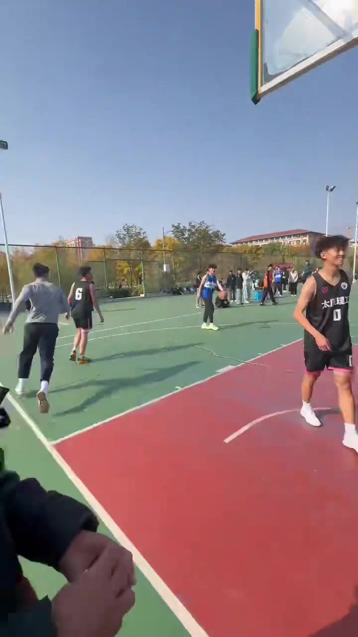 黑队:不是哥们,什么小比赛你就战斧劈扣啊?