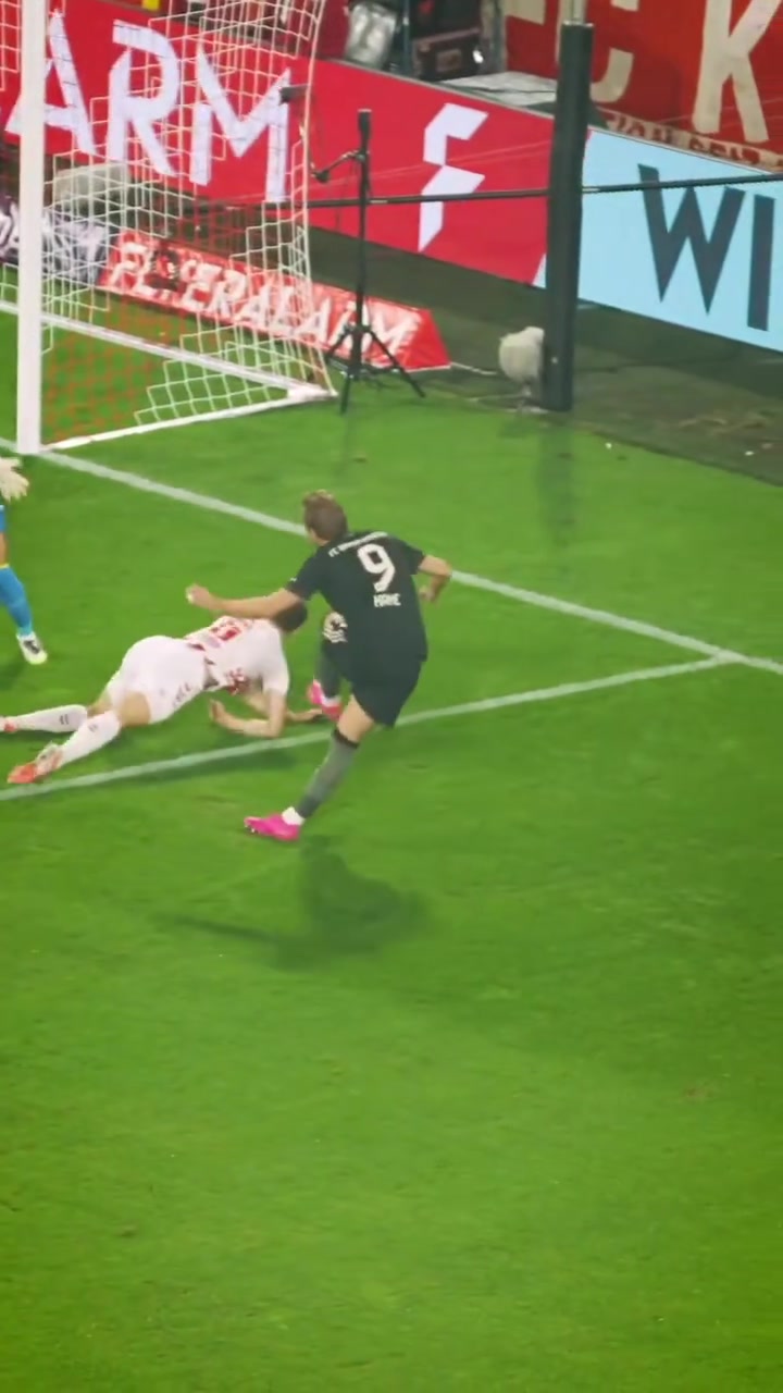 这就是神锋！凯恩高难度破门我玩游戏都踢不出来这种