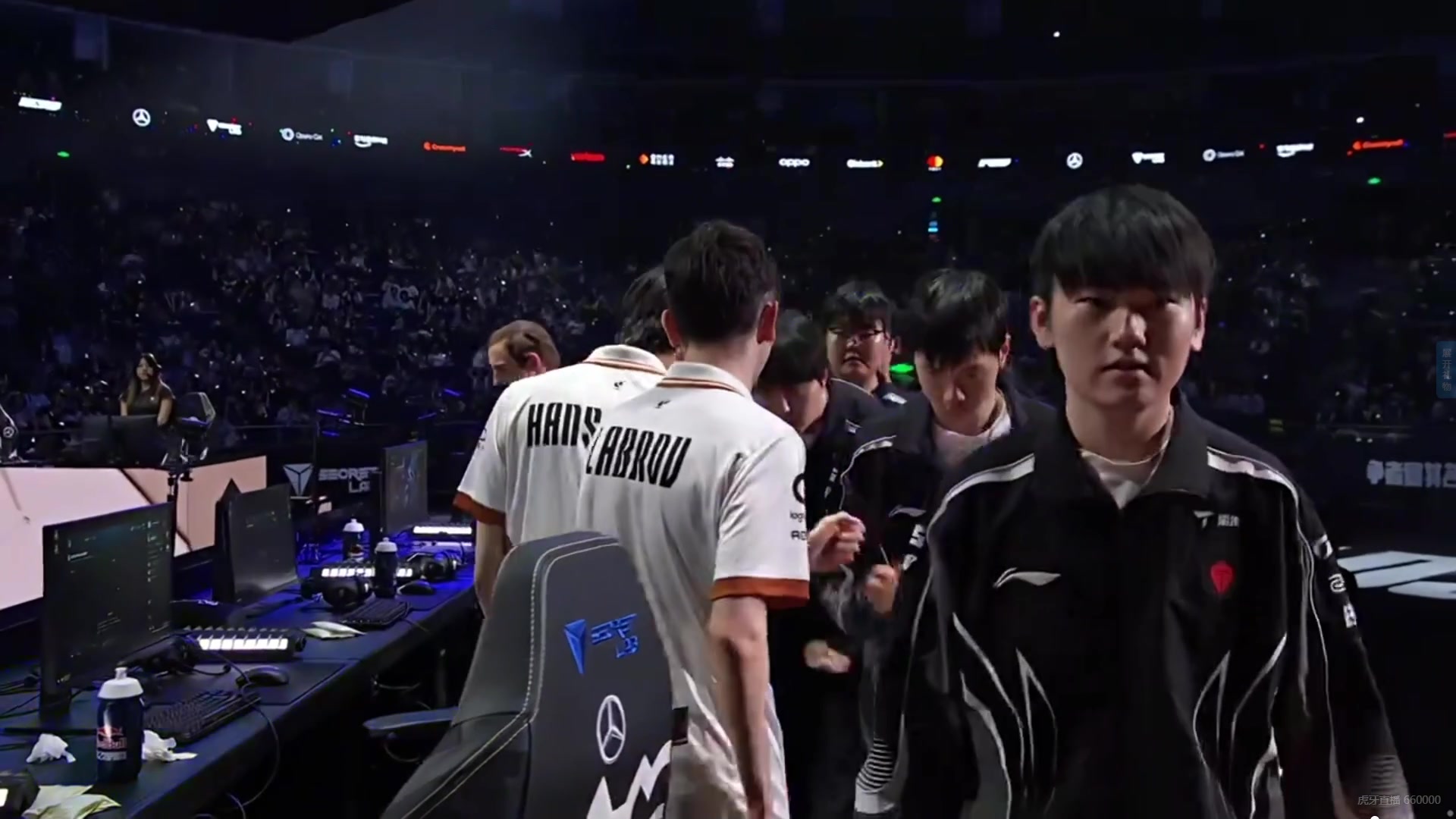 今年辛苦了兔宝！TES全员赛后跟G2选手碰拳