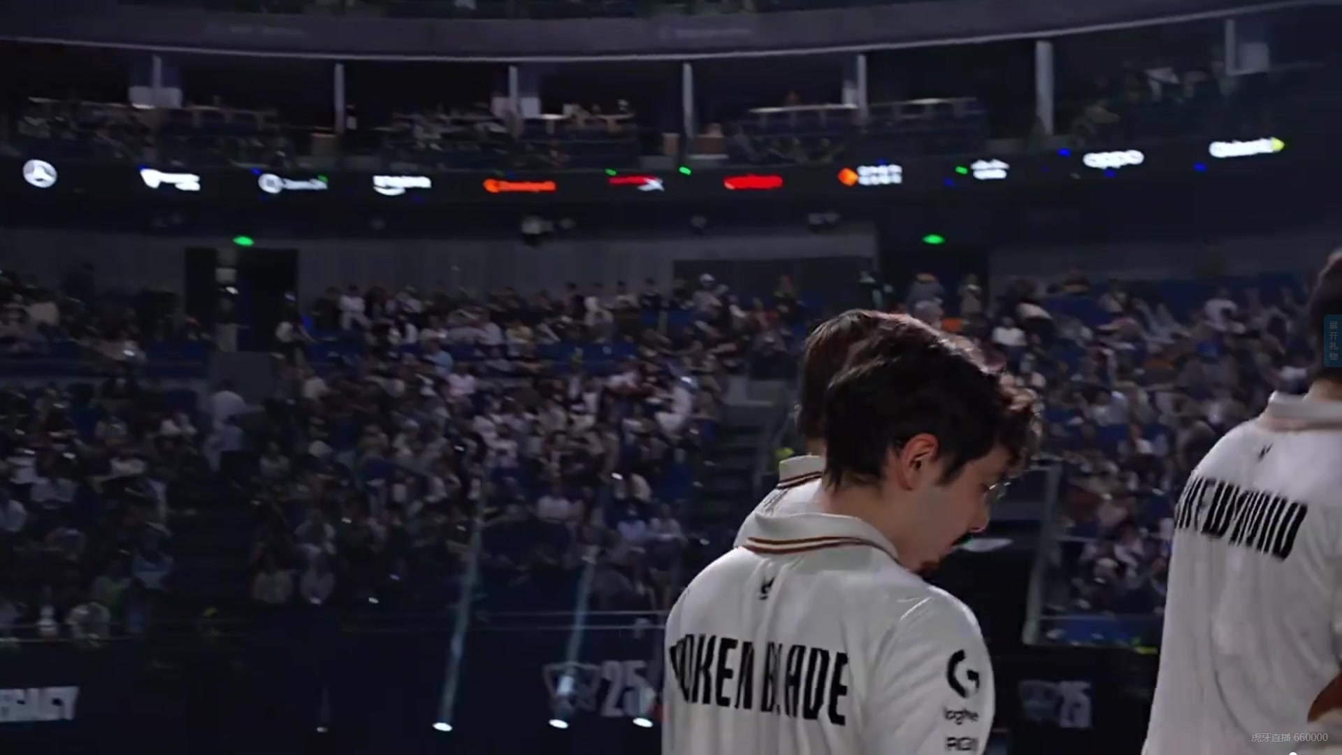 明年再见！赛后Caps不断向观众席挥手致意