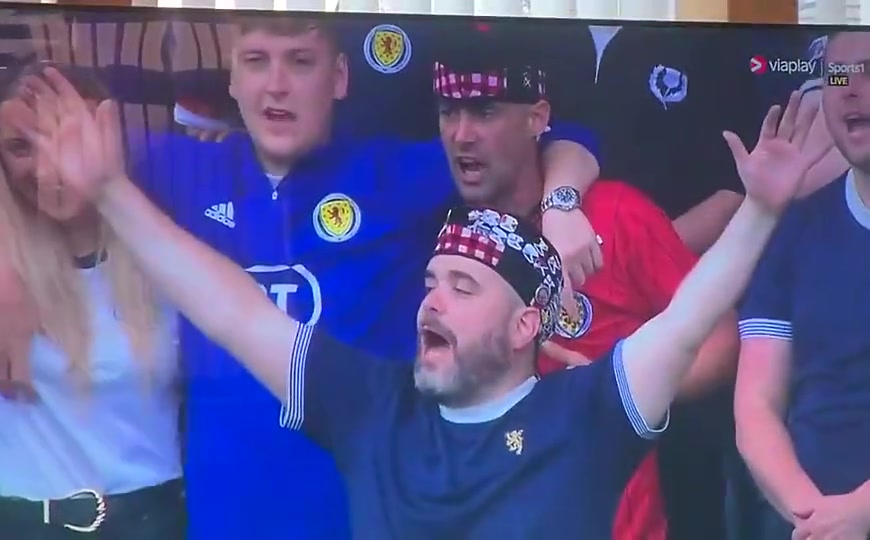 就是这么巧!看台男球迷摸女子胸部被镜头刚好拍到