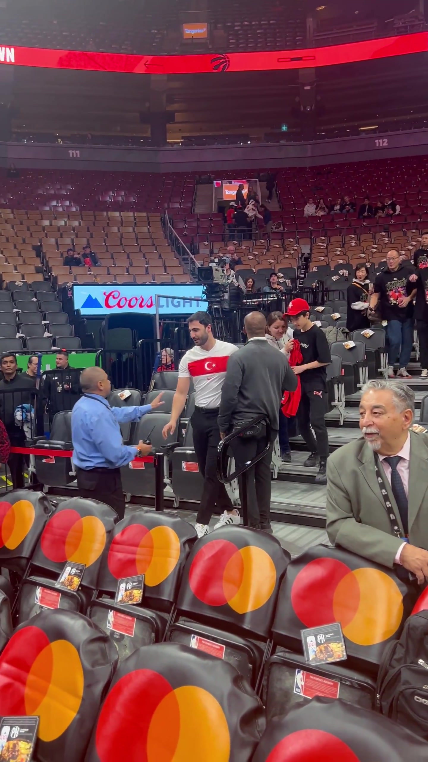 人真好!昨天申京支开保安 喊现场支持他的土耳其老乡合影签名