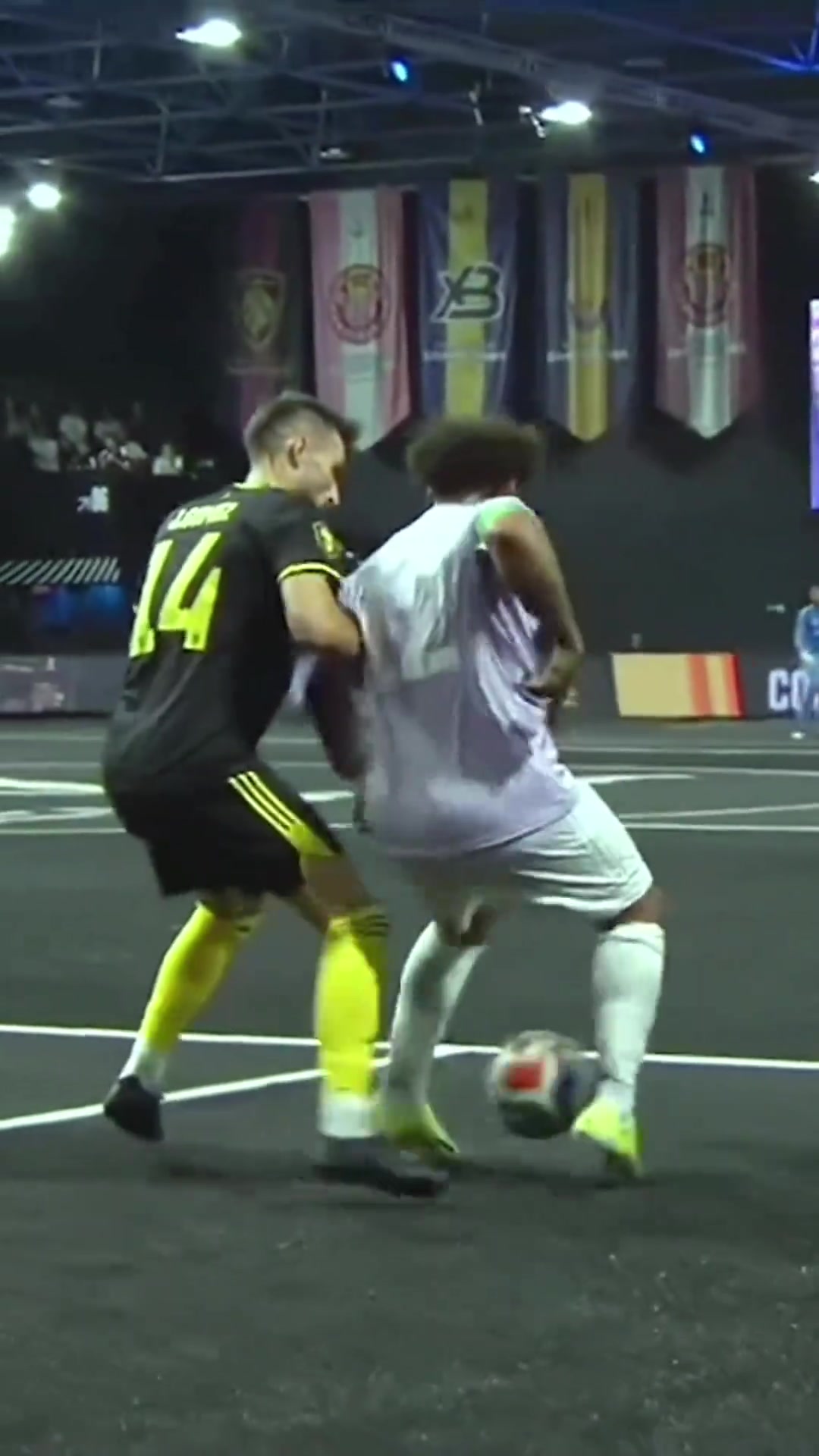 太秀了!马塞洛在国王联赛背身穿裆过人