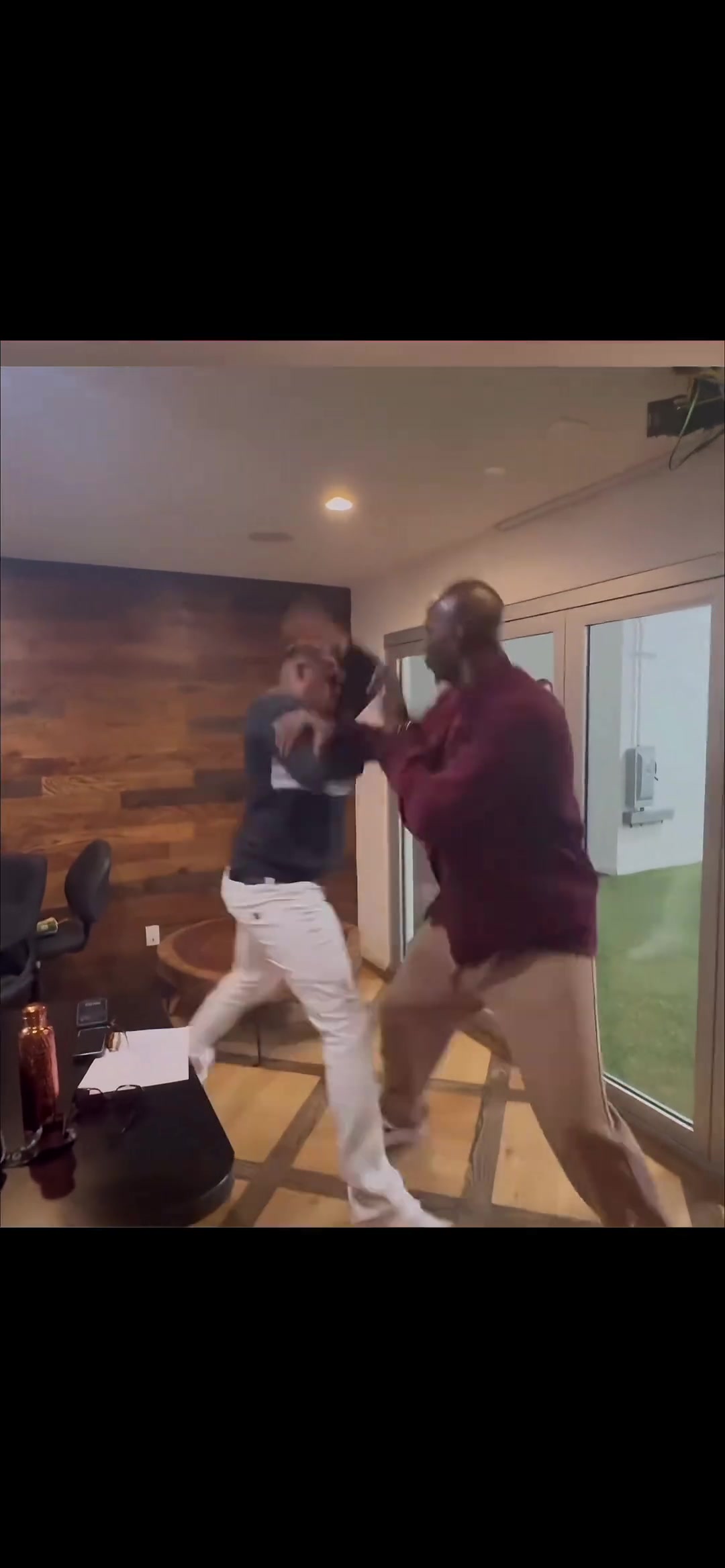 皮尔斯和加内特切磋武艺,简直俩活宝