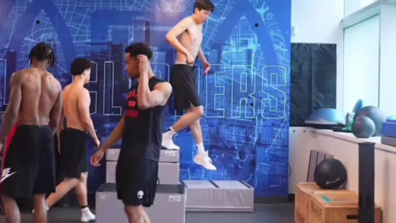 对比半年前杨瀚森身材隐约见腹肌 如今长胖16斤难见肌肉线条条