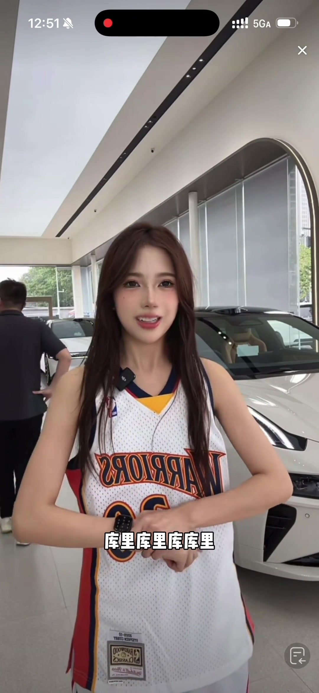 抽象了!一位卖车女主播 通过穿库里球衣奇葩运球吸引流量