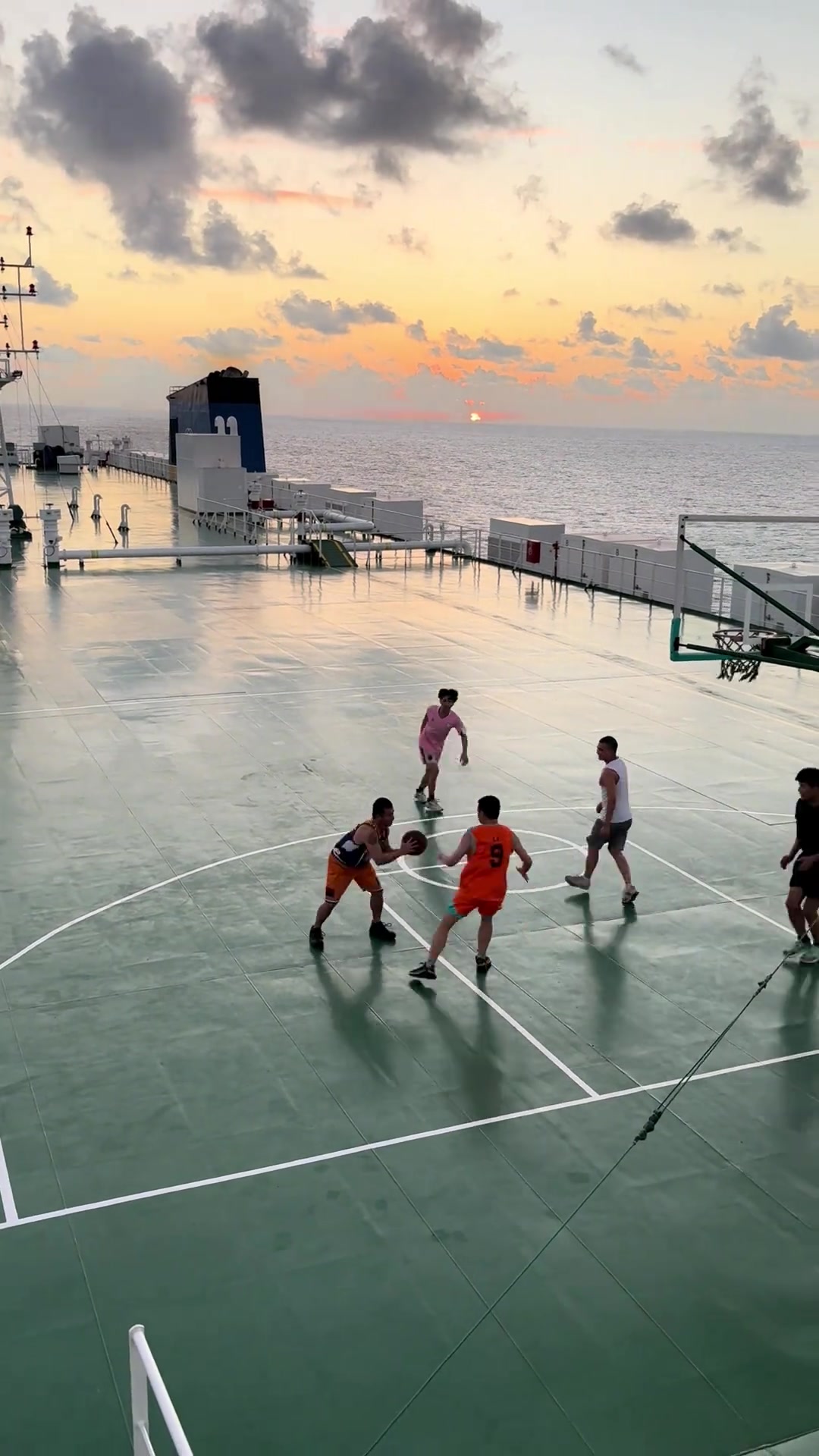 泰坦尼克号上打球?网友晒视频:航海工作一天了打打球解闷