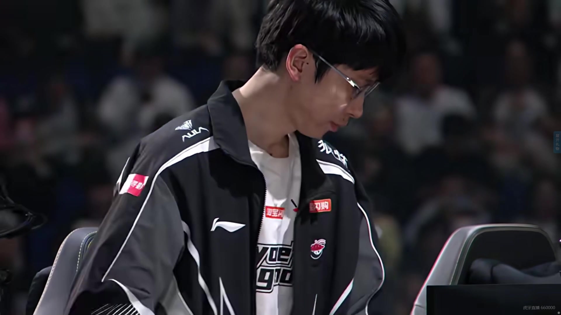 泪如雨下AL教练成员Xiaobai在后台休息室哭成泪人