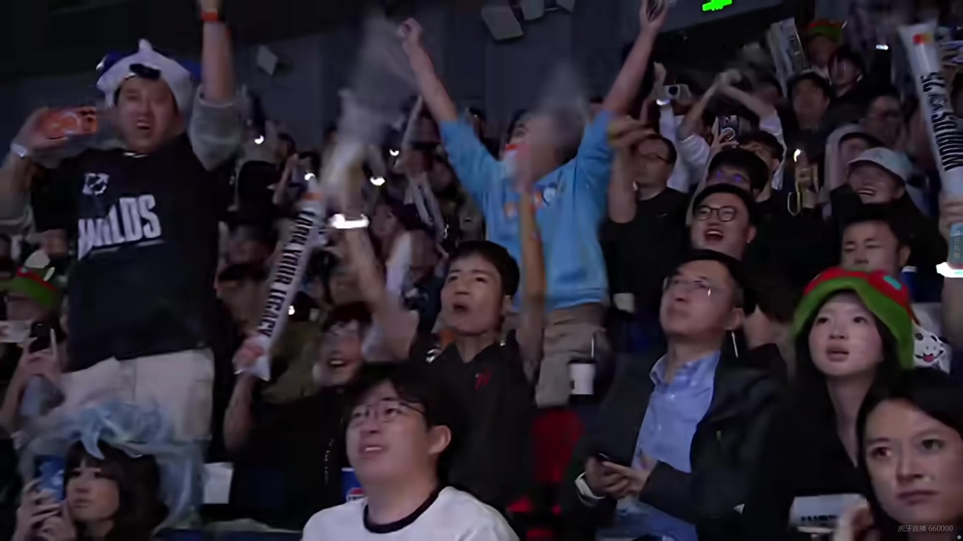 道心破碎眼含泪光!赛后香克斯摘下耳机时神情恍惚