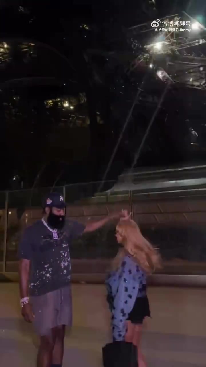 这身材确实很棒!哈登万圣节又去陪女朋友了